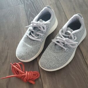 Allbirds Women's Gray Wool Runner Sneakers with extra Red Laces Size 6